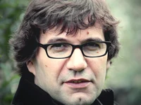 Portrait-Oswald-Egger-Copyright-Charlotte-Kons_4zu3 Zuschnitt.jpg