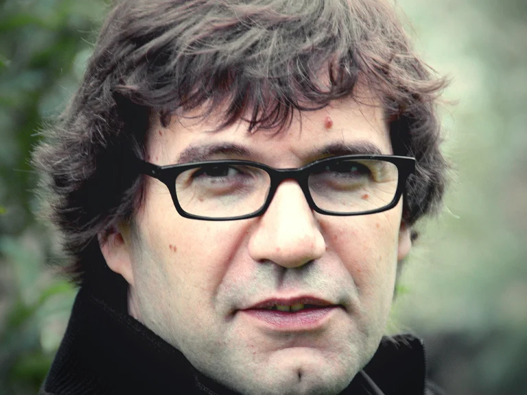 Portrait-Oswald-Egger-Copyright-Charlotte-Kons_4zu3 Zuschnitt.jpg