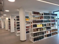 IGLK_Fachbibliothek Philologien_Regale-2.jpeg