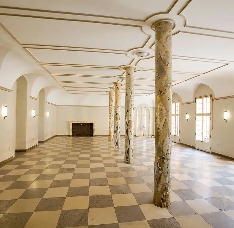 Säulenhalle im Hauptgebäude