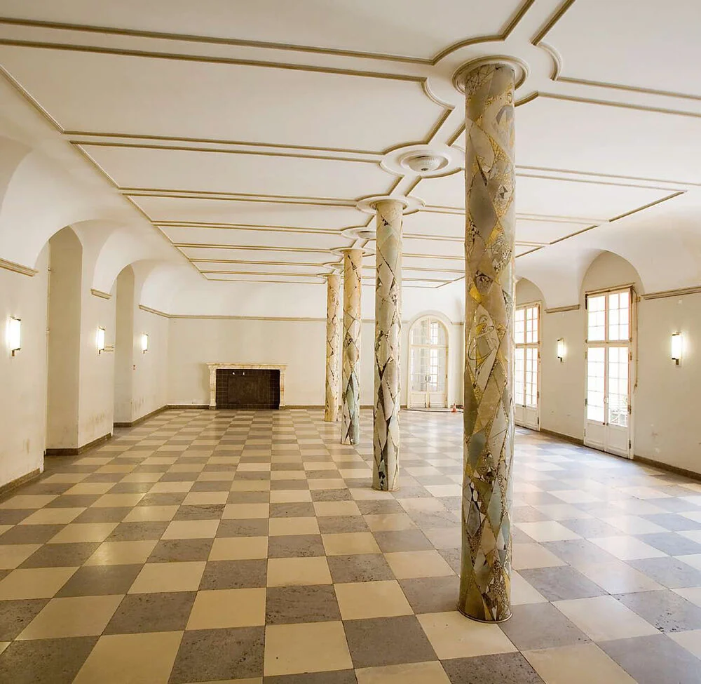 Säulenhalle im Hauptgebäude